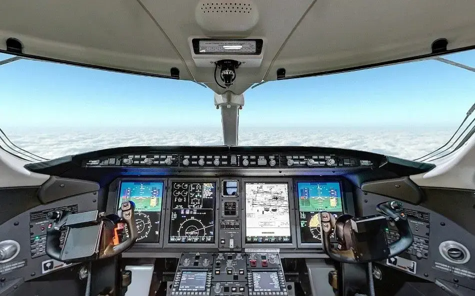 Bombardier Challenger 350 cockpit
