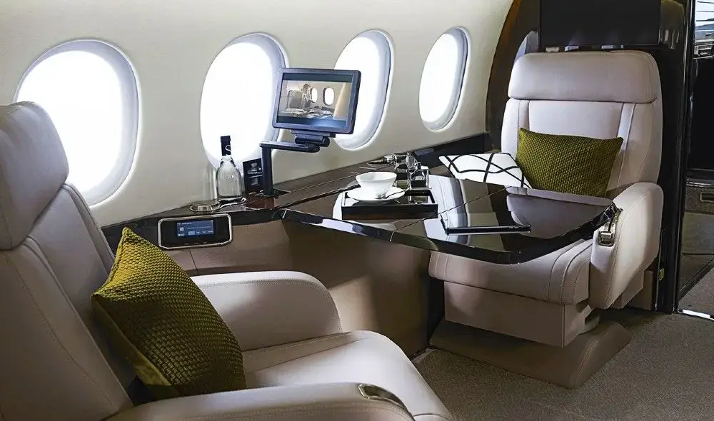 Dassault Falcon 900 inside