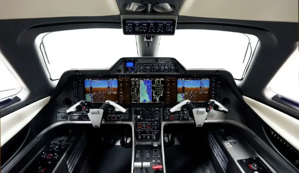 Embraer Phenom 100 cockpit