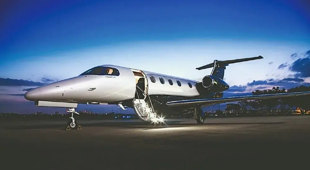 Embraer Phenom 300-1